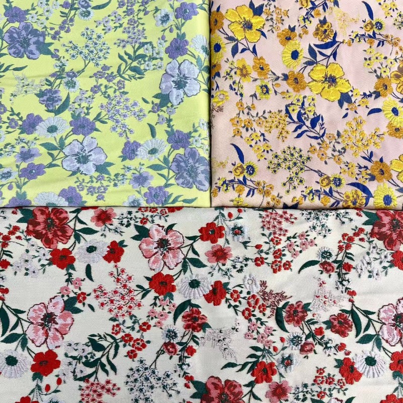 Vintage Sewing Textile - Tissu jacquard floral rouge de petite